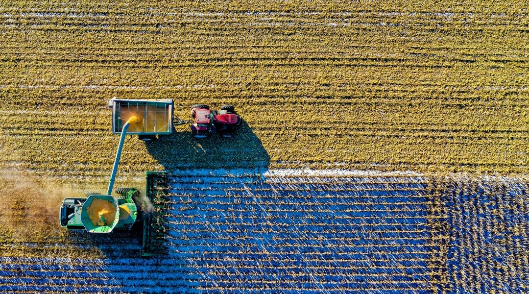 gambar traktor di sawah dari atas