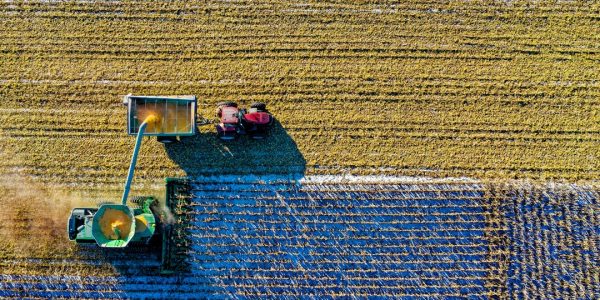 gambar traktor di sawah dari atas